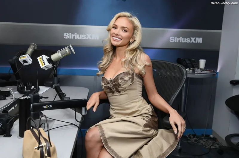 Natalie Alyn Lind photo 19 of 877