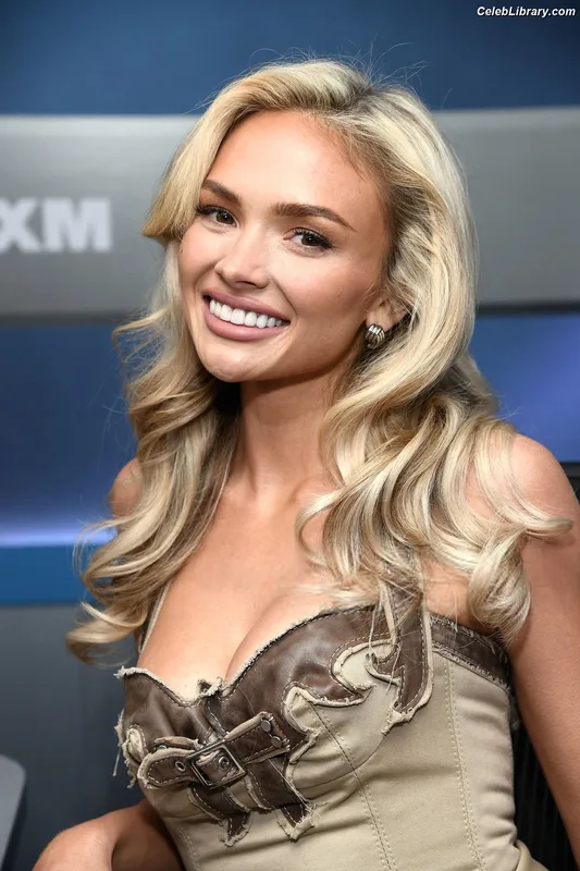 Natalie Alyn Lind photo 23 of 877