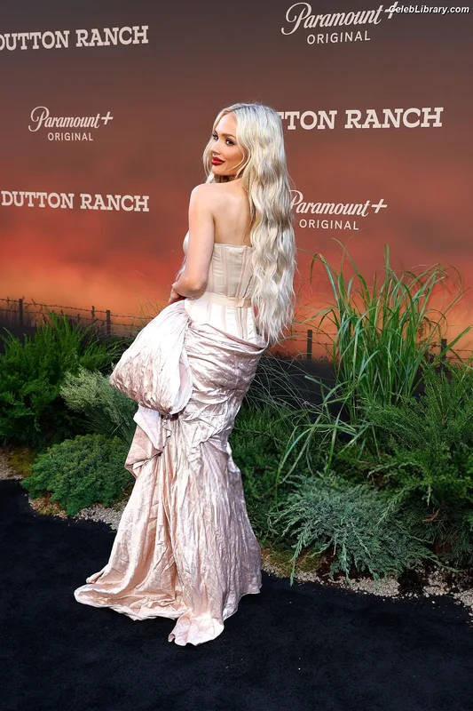Natalie Alyn Lind photo 5 of 877