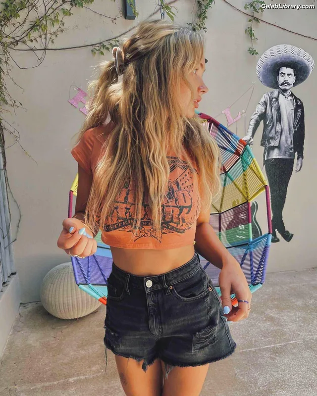 Natalie Alyn Lind photo 17 of 877