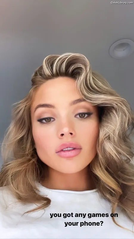 Natalie Alyn Lind photo 2 of 877
