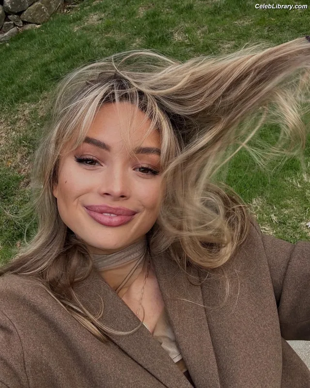 Natalie Alyn Lind photo 4 of 877