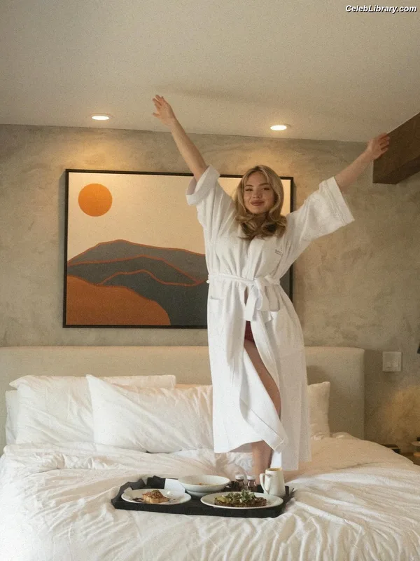 Natalie Alyn Lind photo 3 of 877