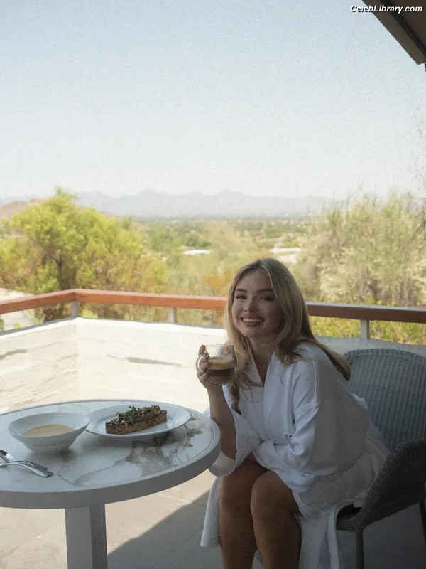 Natalie Alyn Lind photo 8 of 877