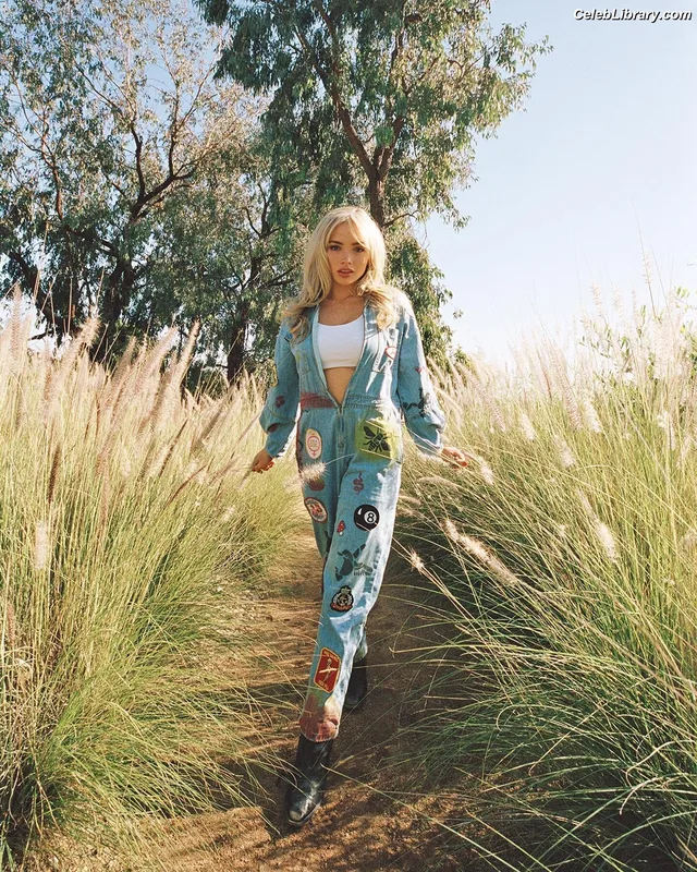Natalie Alyn Lind photo 18 of 877