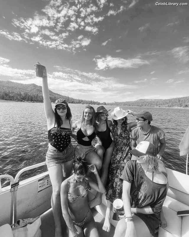 Natalie Alyn Lind photo 23 of 877