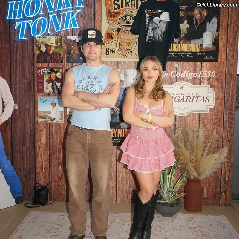 Natalie Alyn Lind photo 11 of 877