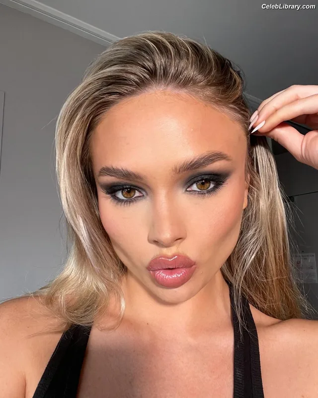 Natalie Alyn Lind photo 24 of 877