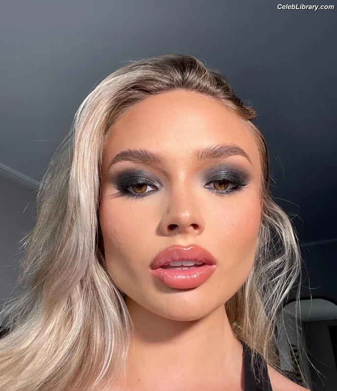 Natalie Alyn Lind photo 1 of 877