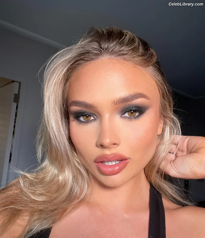 Natalie Alyn Lind photo 2 of 877