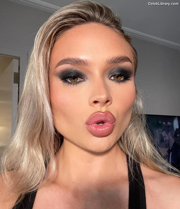 Natalie Alyn Lind photo 3 of 877