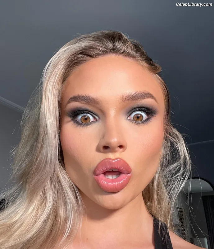 Natalie Alyn Lind photo 4 of 877