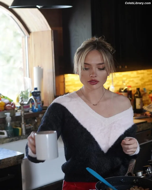 Natalie Alyn Lind photo 11 of 877
