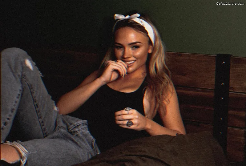 Natalie Alyn Lind photo 22 of 877