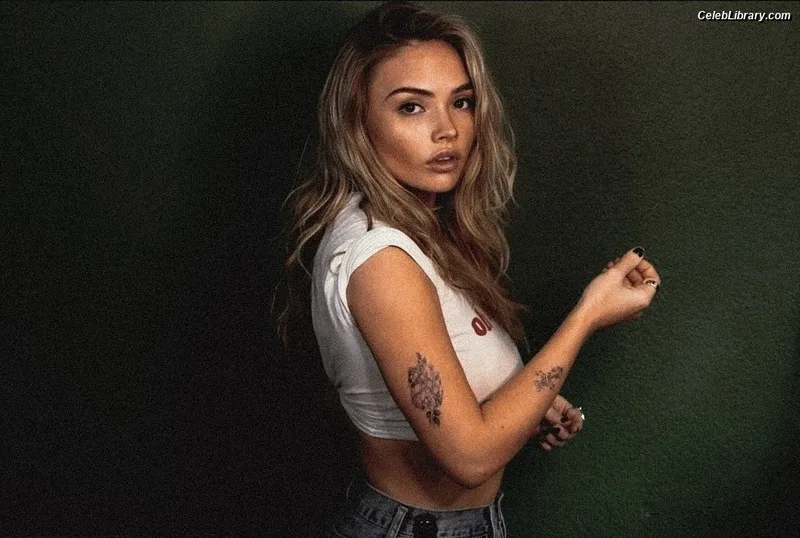 Natalie Alyn Lind photo 23 of 877