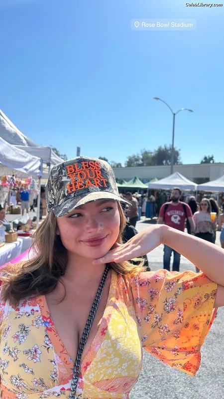 Natalie Alyn Lind photo 24 of 877