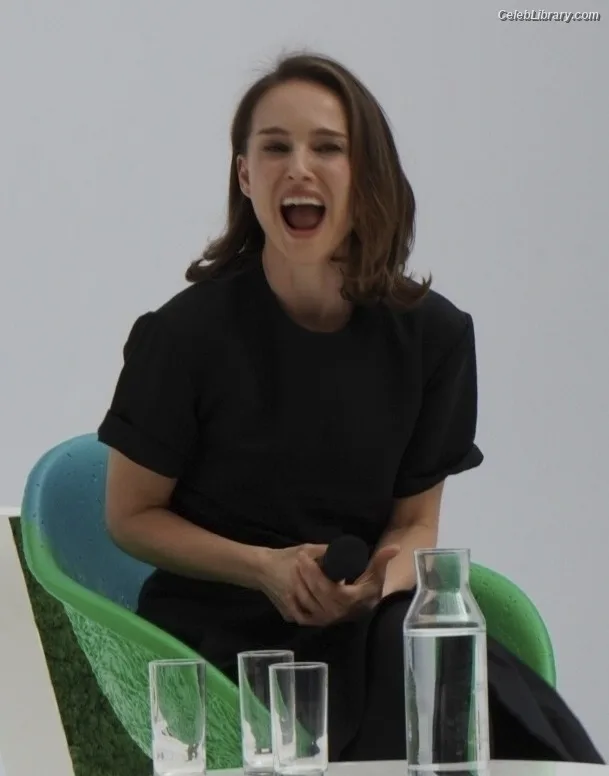 Natalie Portman photo 8 of 1527