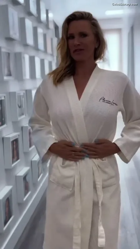 Natasha Henstridge photo 7 of 18