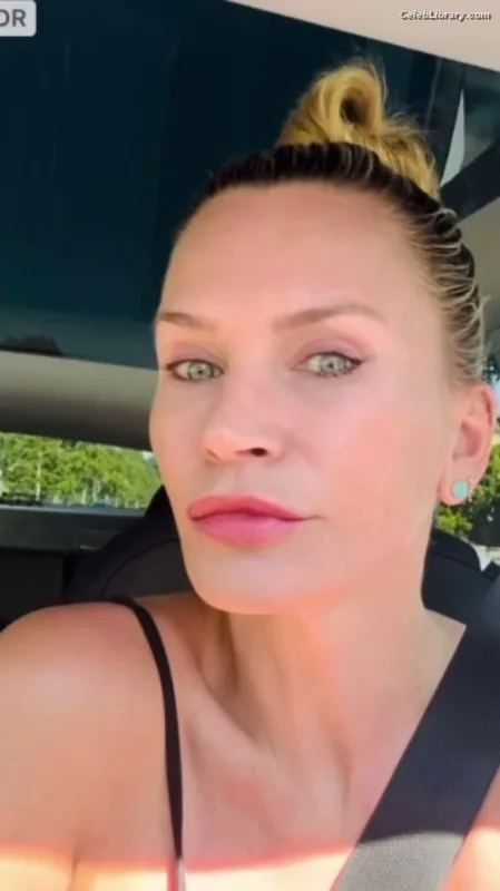Natasha Henstridge photo 16 of 18