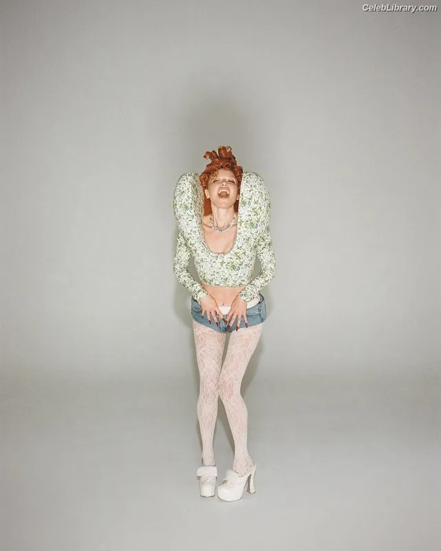 Natasha Lyonne photo 10 of 274