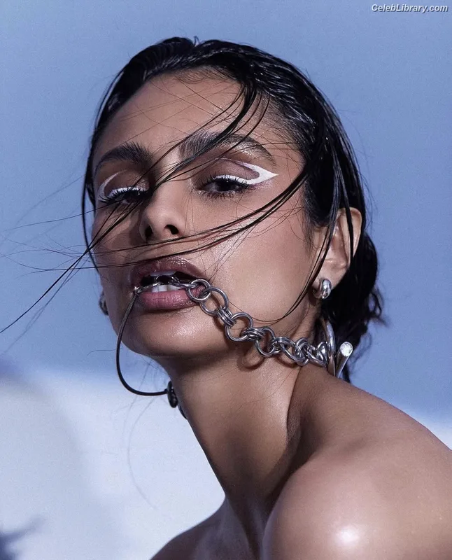 Nazanin Mandin photo 5 of 74