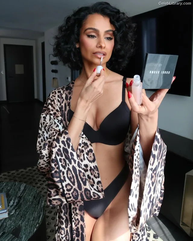 Nazanin Mandin photo 19 of 74