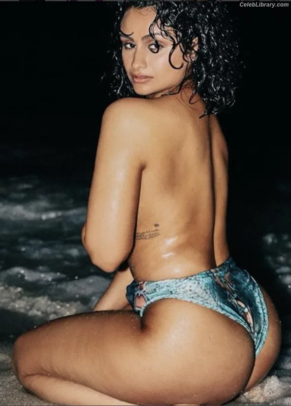 Nazanin Mandin photo 19 of 74