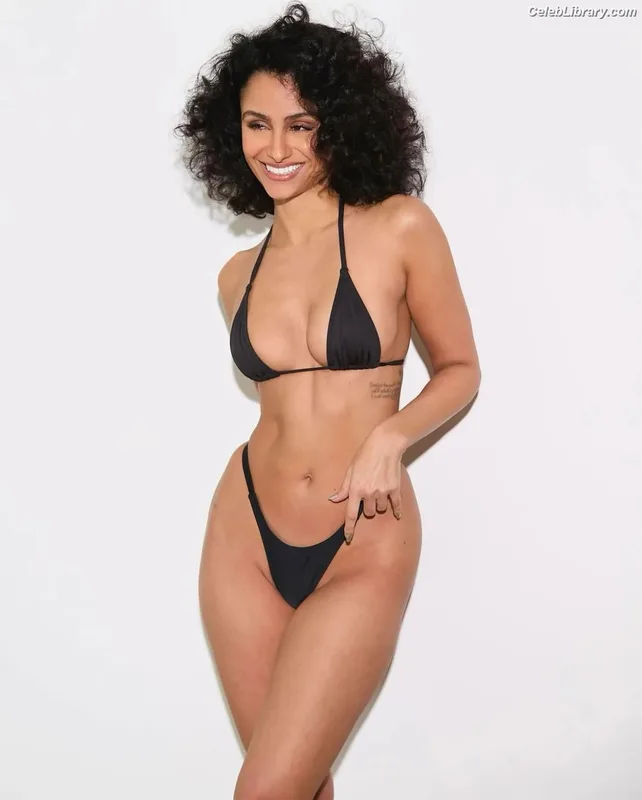 Nazanin Mandin photo 1 of 74