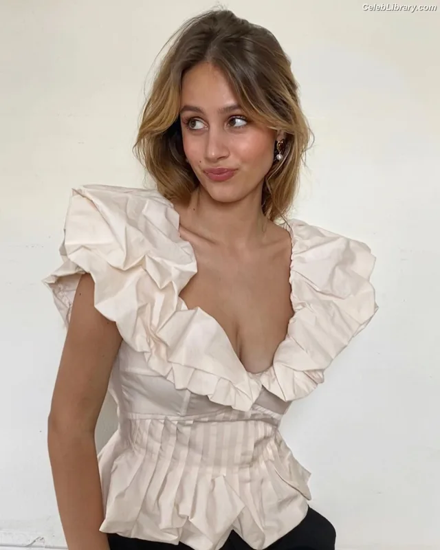Nell Verlaque photo 2 of 40