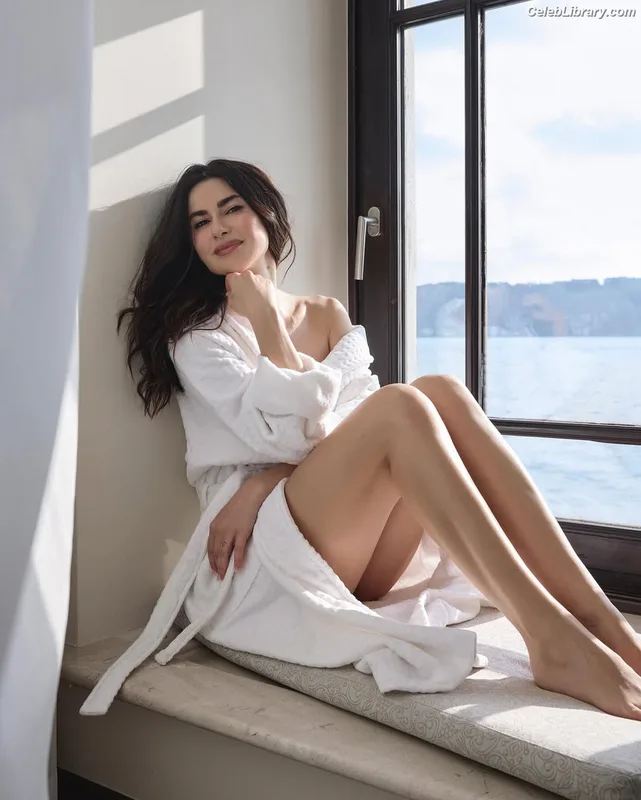Nesrin Cavadzade photo 13 of 36
