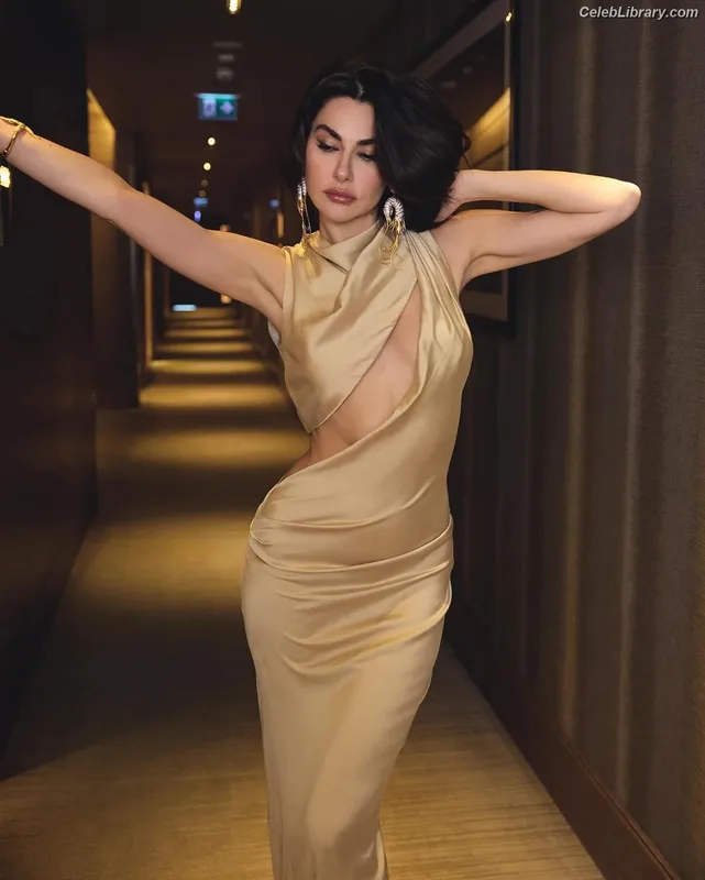 Nesrin Cavadzade photo 24 of 36