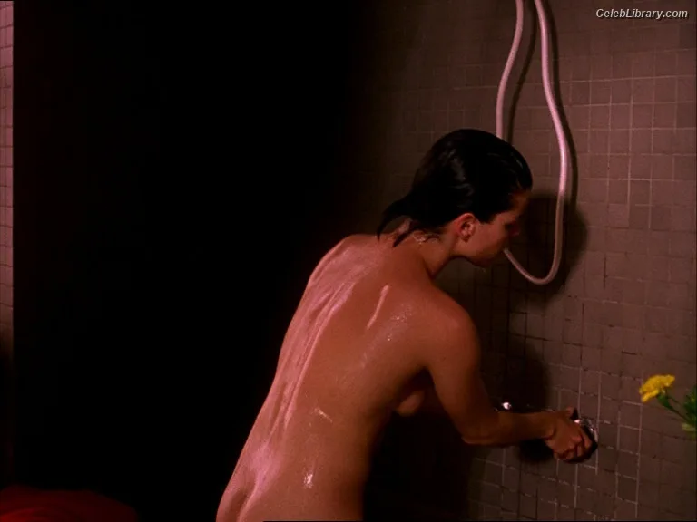 Neve Campbell photo 8 of 86