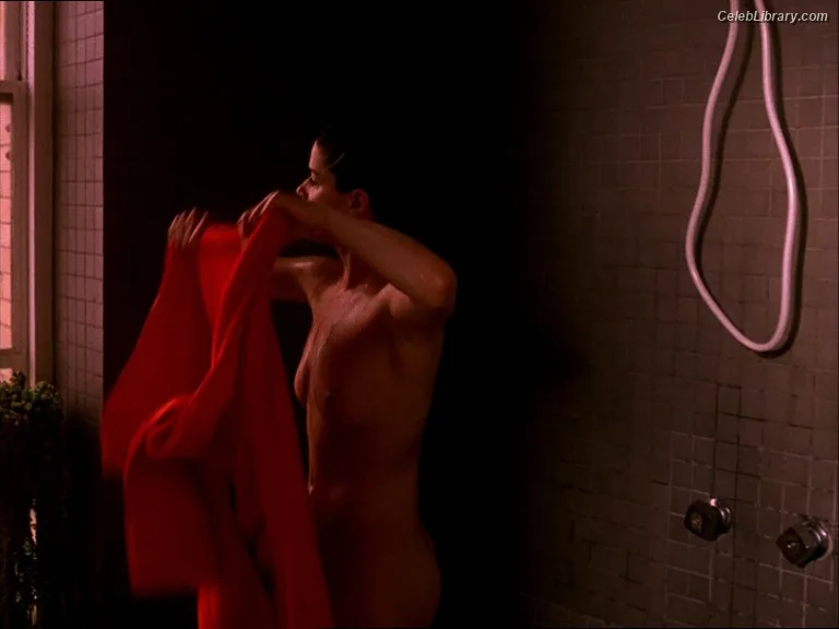 Neve Campbell photo 15 of 86