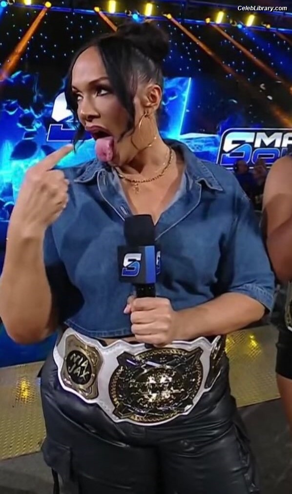 Nia Jax photo 2 of 522