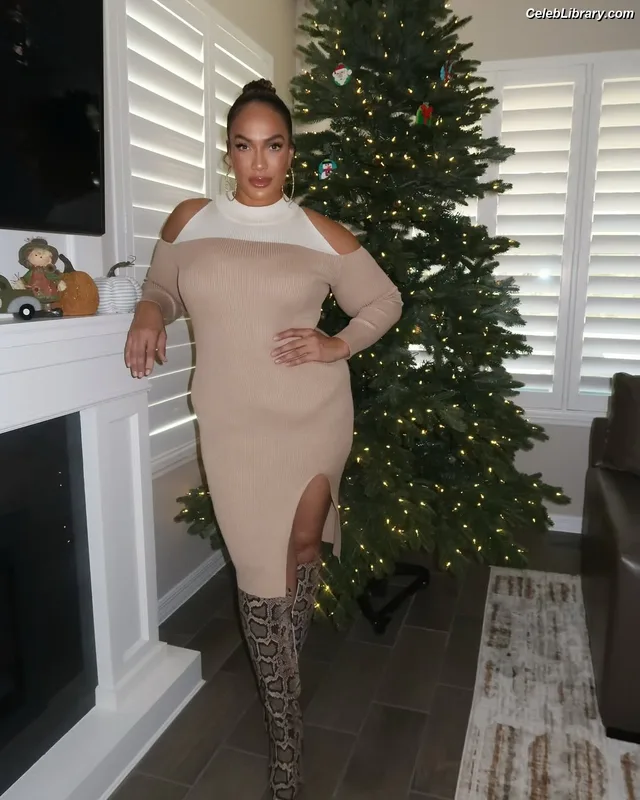 Nia Jax photo 2 of 522