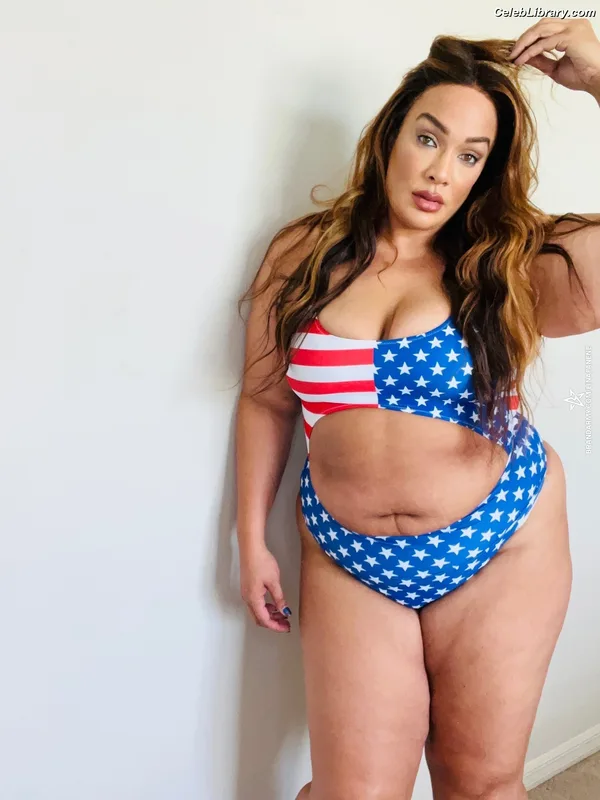 Nia Jax photo 4 of 522