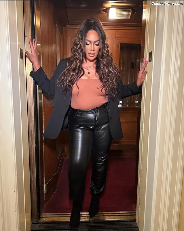 Nia Jax photo 1 of 522