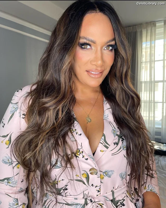 Nia Jax photo 4 of 522