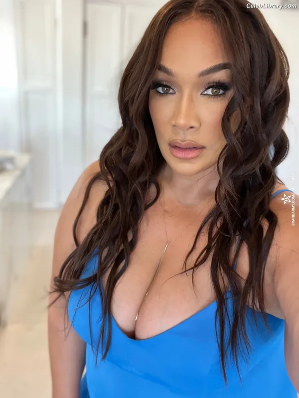 Nia Jax photo 6 of 522