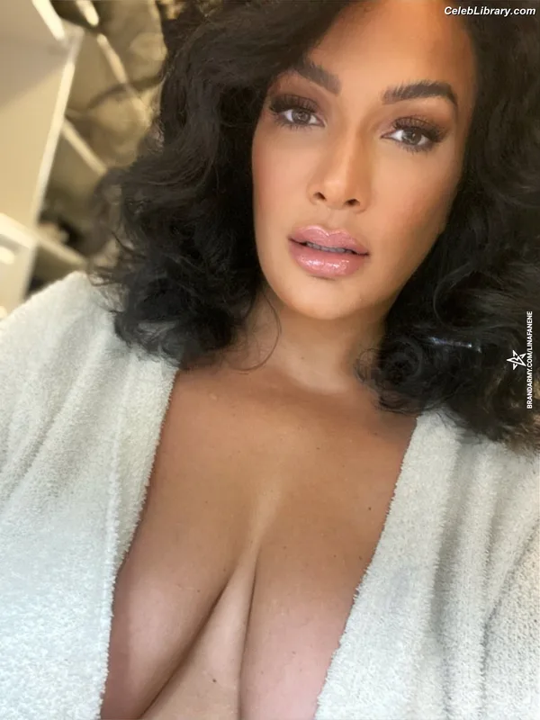 Nia Jax photo 11 of 522