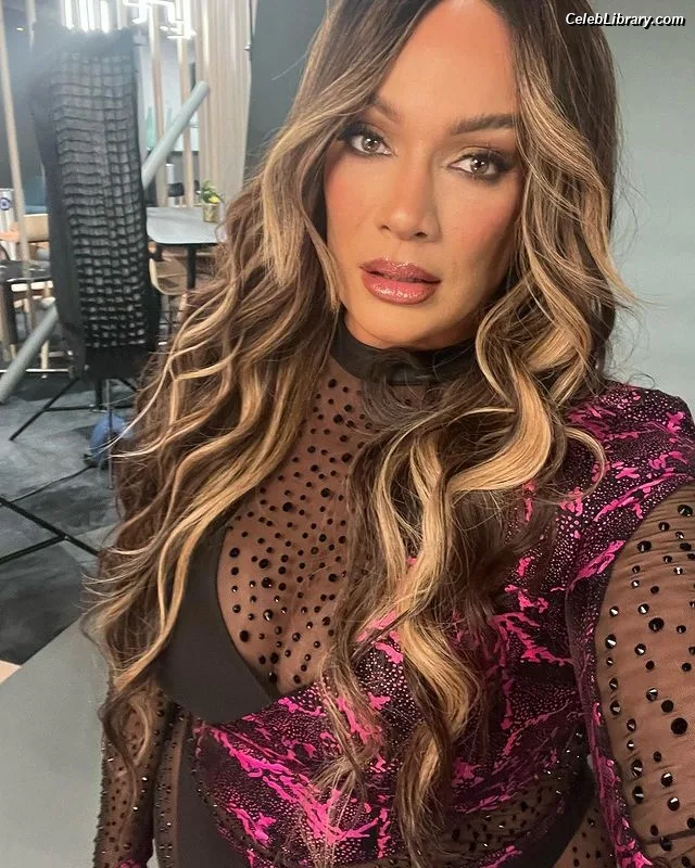 Nia Jax photo 1 of 522