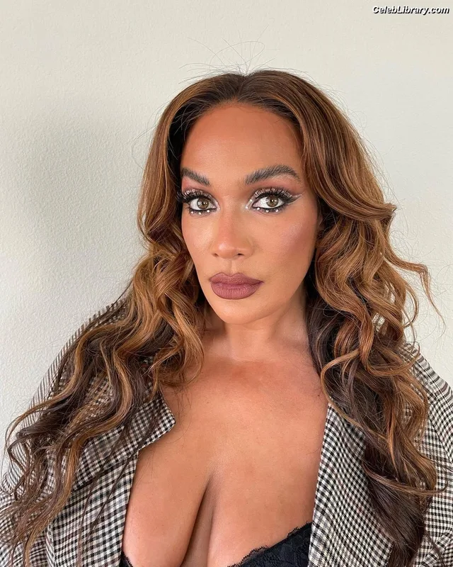Nia Jax photo 9 of 522