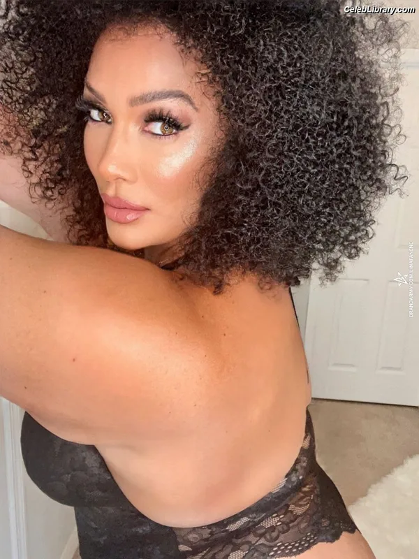 Nia Jax photo 14 of 522