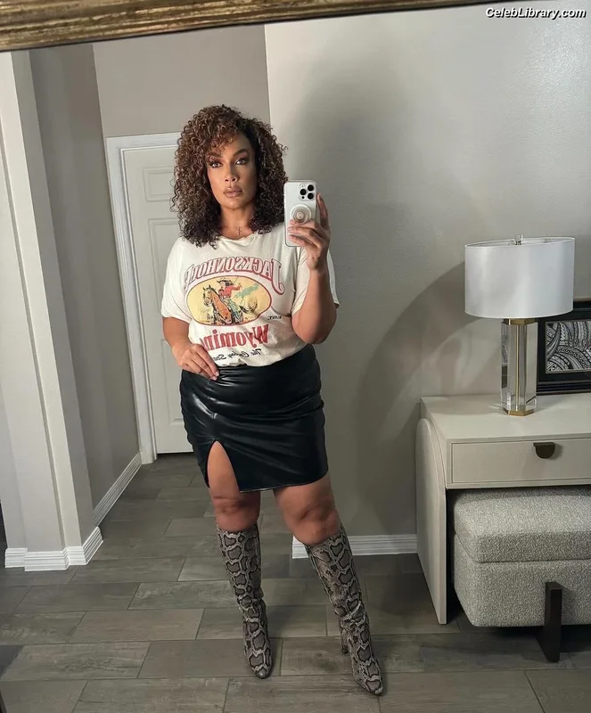 Nia Jax photo 9 of 522