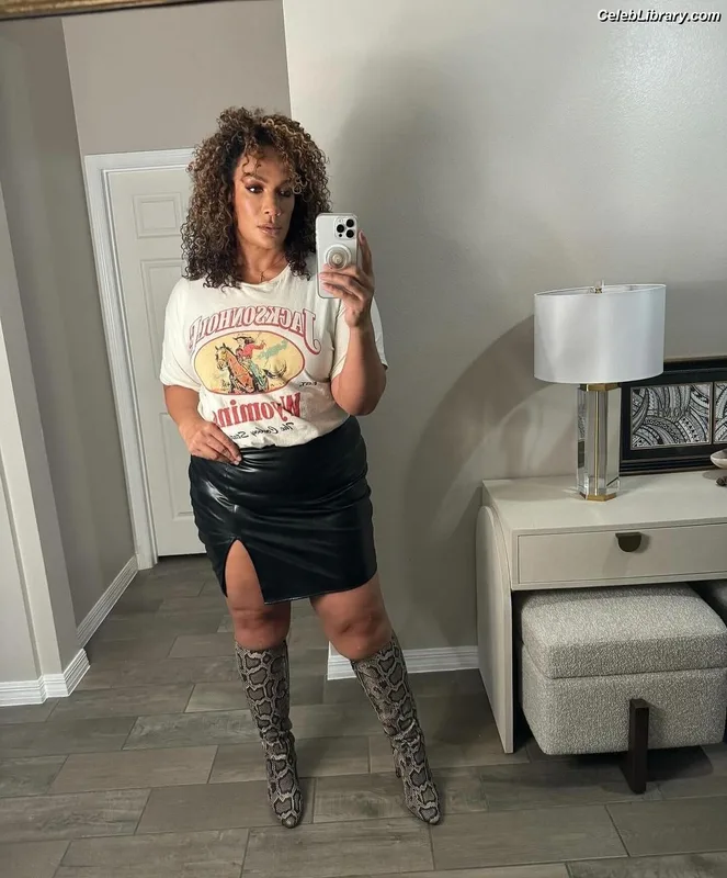 Nia Jax photo 10 of 522
