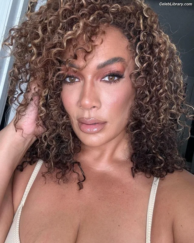 Nia Jax photo 13 of 522