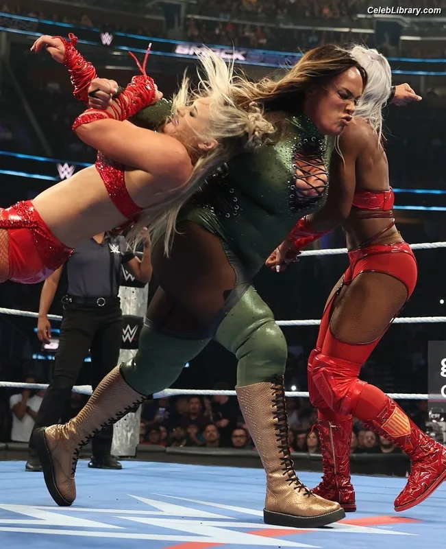 Nia Jax photo 4 of 522