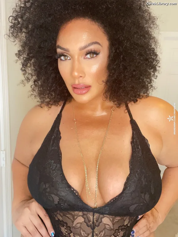 Nia Jax photo 17 of 522