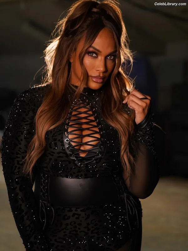 Nia Jax photo 2 of 522