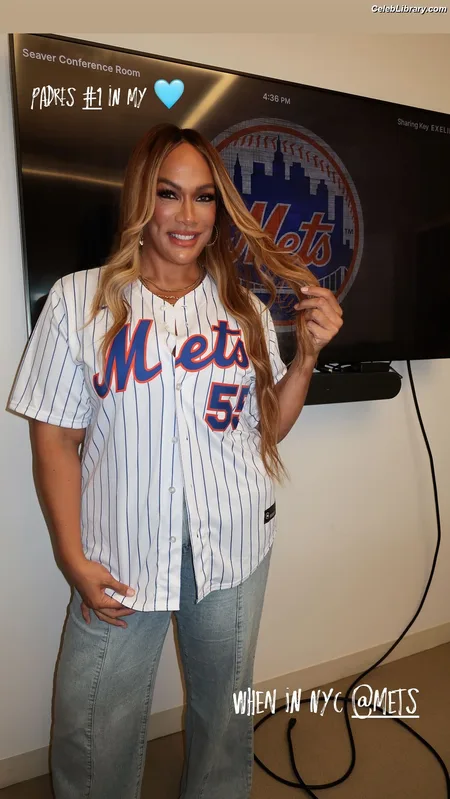 Nia Jax photo 2 of 522